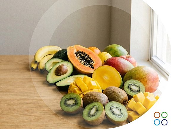 Fotografía de frutas tropicales variadas (kiwi, mango, papaya, aguacate, plátano)