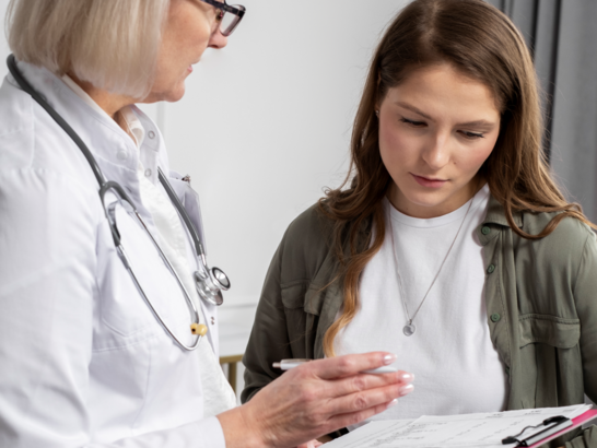 Consulta médica con un alergólogo y una paciente 