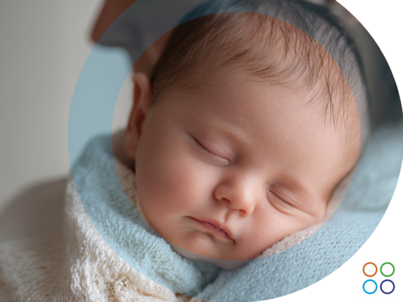 Recién-nacido dormido en brazos de su madre