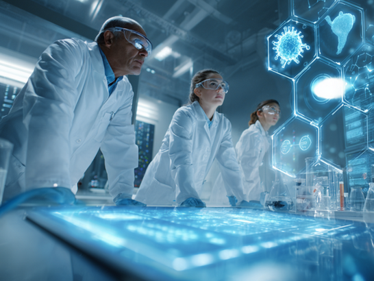 Grupo de científicos y técnicos en laboratorio de alta tecnología, revisando gráficos en pantalla sobre seguridad y alergias