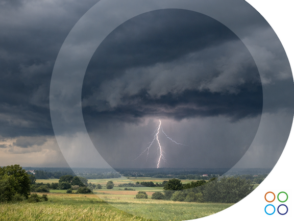 Tormenta eléctrica sobre un paisaje urbano o campo abierto mientras el viento levanta partículas de polen visibles 