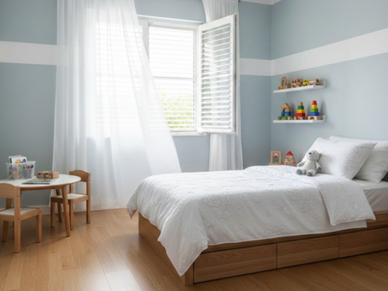 Habitación infantil limpia y ventilada, con ropa de cama en fundas anti-ácaros, ventilación abierta, luz natural, sin alfombras, ambiente ordenado y seguro
